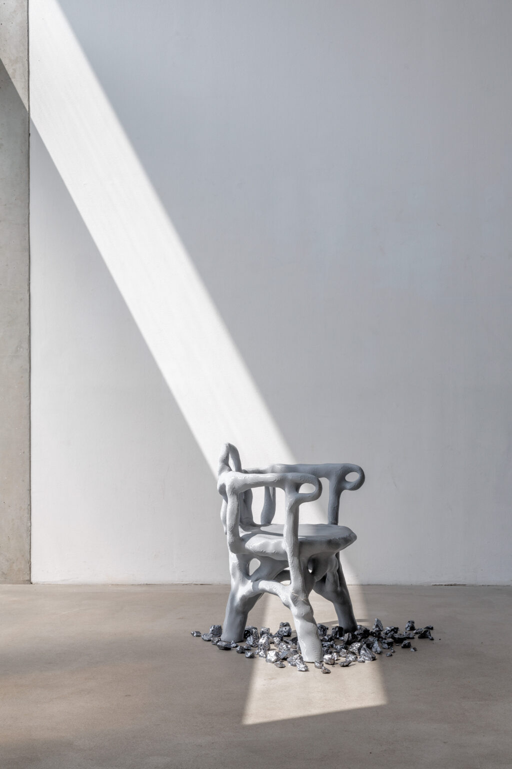 Installationsansicht von Aleksandr Delev "3D Chair" in der Ausstellung other AI im Lobe Space, Berlin 2023; Foto: Jacopo La Forgia