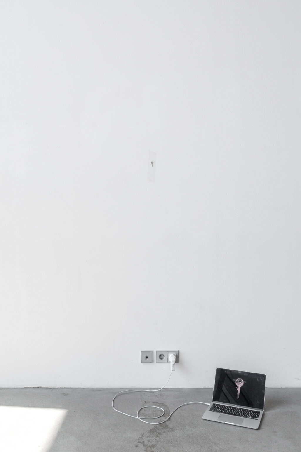 Installationsansicht von Hannah-Katharina Chabbani "EXPERIMENT SERIES: #2 UNLOCKED" in der Ausstellung other AI im Lobe Space, Berlin 2023; Foto: Jacopo La Forgia