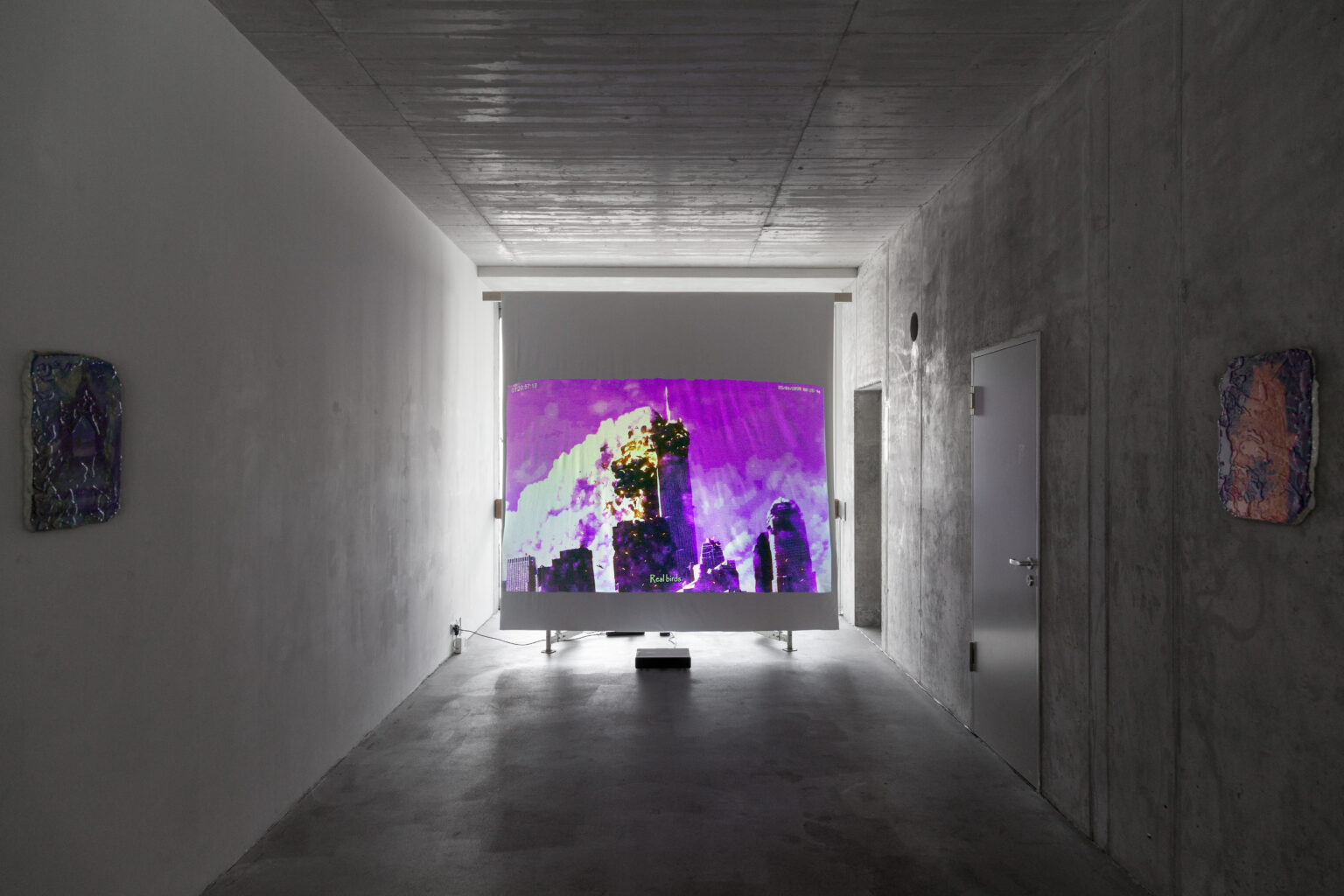 Installationsansicht von Jacob Broms Engblom und Aex Valijani "Never Forget" in der Ausstellung other AI im Lobe Space, Berlin 2023; Foto: Jacopo La Forgia