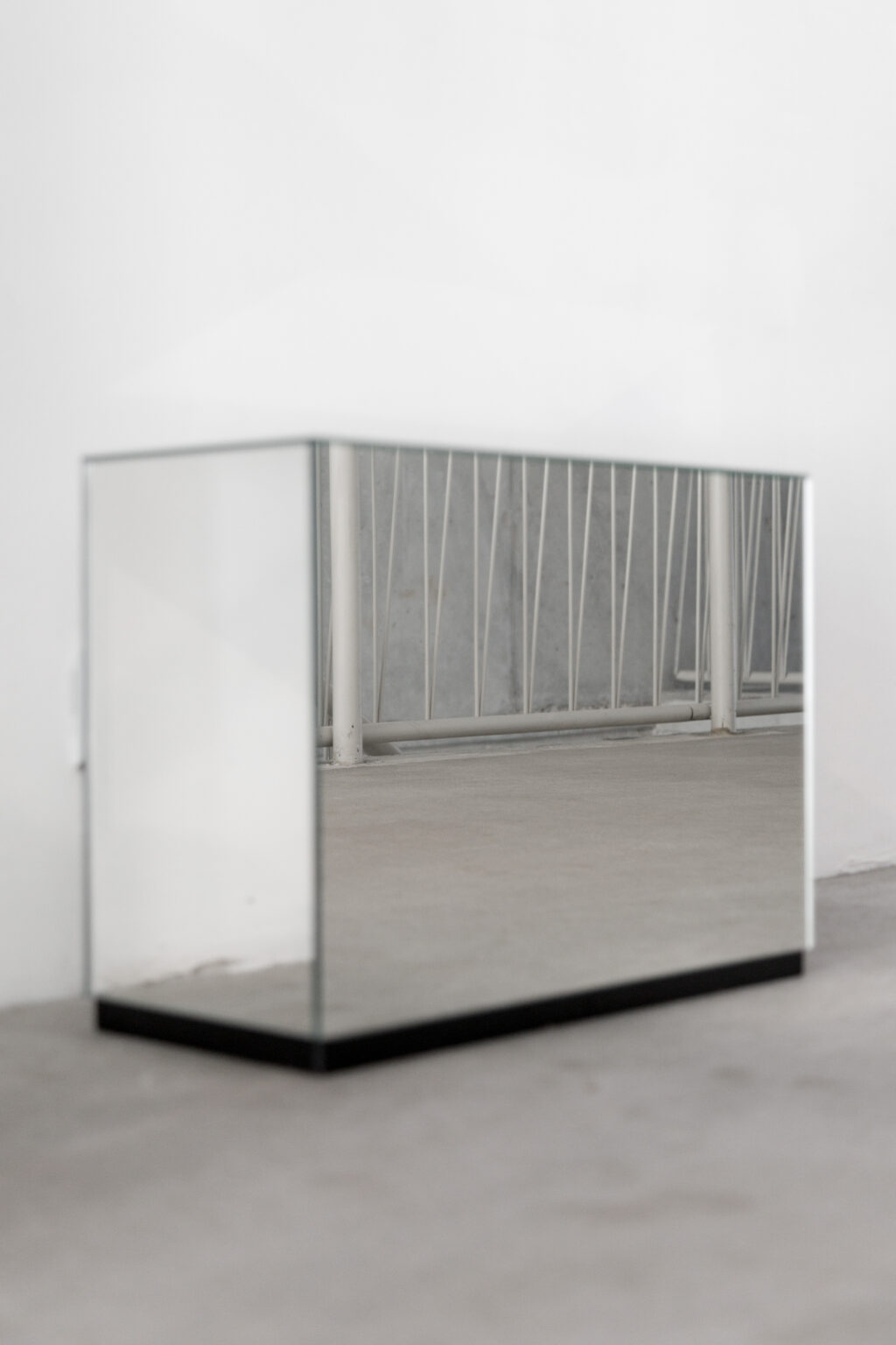 Installationsansicht von Mareike Bode "Isolated Volatility" in der Ausstellung other AI im Lobe Space, Berlin 2023; Foto: Jacopo La Forgia